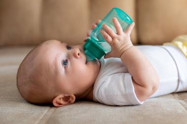 Je baby water leren drinken