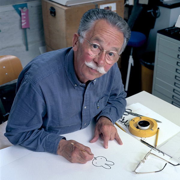 Dick Bruna tekent nijntje (foto: Ferry André de la Porte)