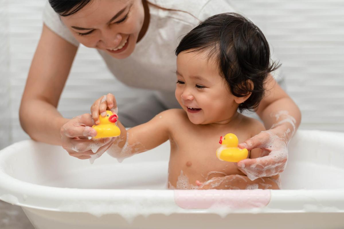 Met deze 7 tips gaat je kind met plezier onder de douche of in bad Met deze 7 tips gaat je kind met plezier onder de douche of in bad
