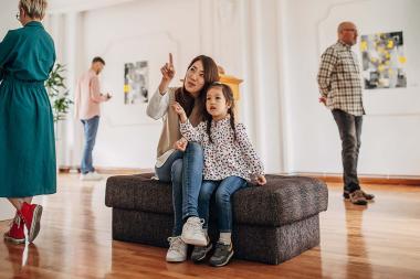 Waarom praten over kunst met je kind belangrijk is