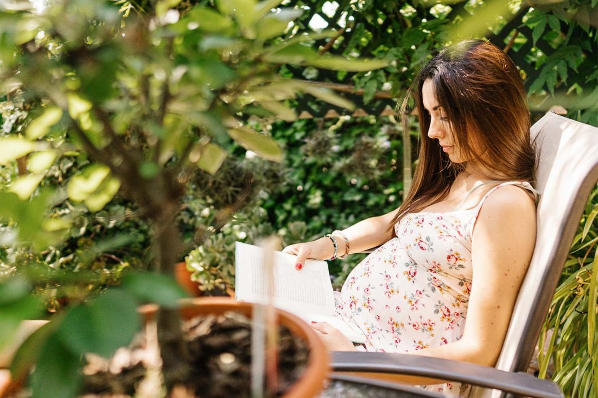 Comfortabel zitten in de tuin tijdens je zwangerschap