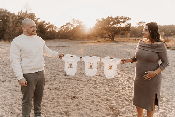 Mama en papa to be met drie rompertjes