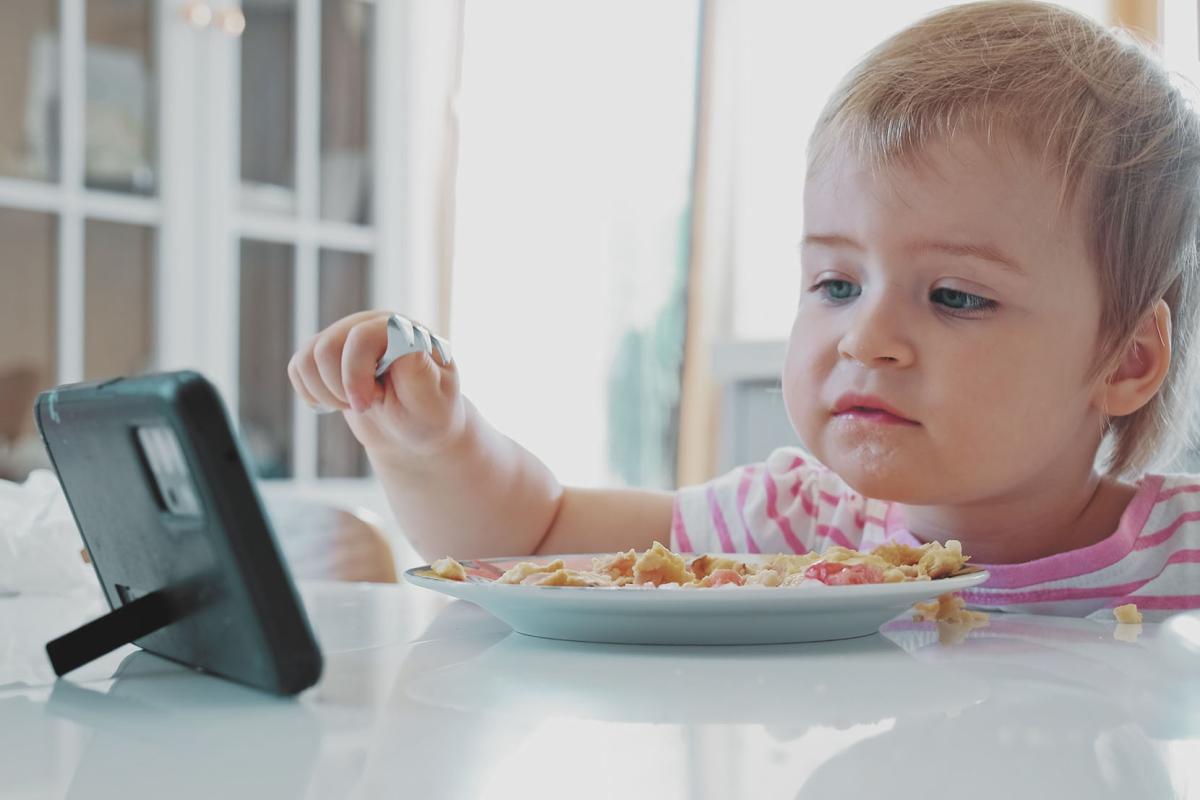 Een schermpje tijdens het eten? Dit vinden jullie ervan Een schermpje tijdens het eten? Dit vinden jullie ervan