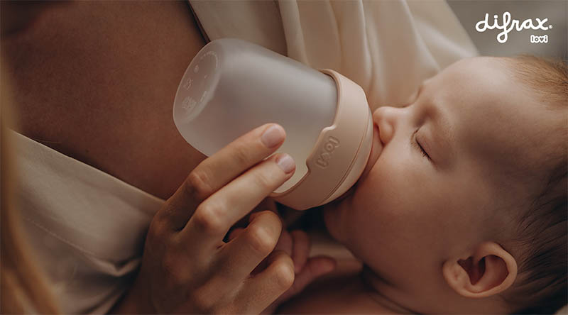 Baby drinkt uit Difrax LOVI Mammafeel fles die voelt als de moederborst