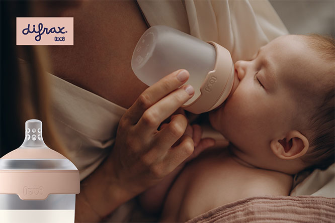 Difrax LOVI Mammafeel fles Baby drinkt uit Difrax LOVI Mammafeel fles die voelt als de moederborst