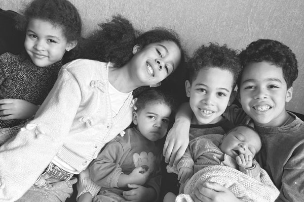 snelle bevalling van 15 minuten Gezin van zes kinderen