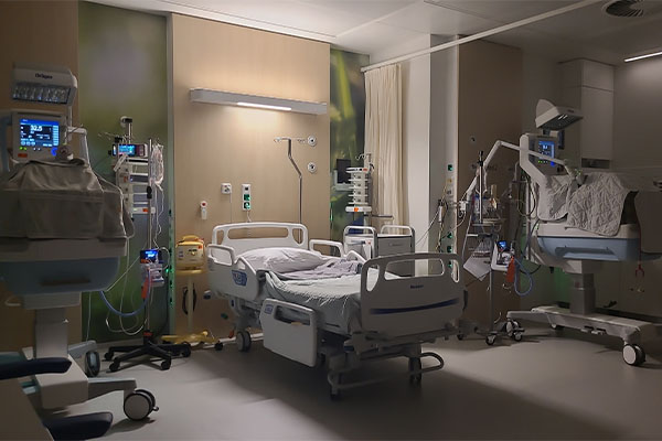 de ziekenhuiskamer met twee couveuses naast het bed