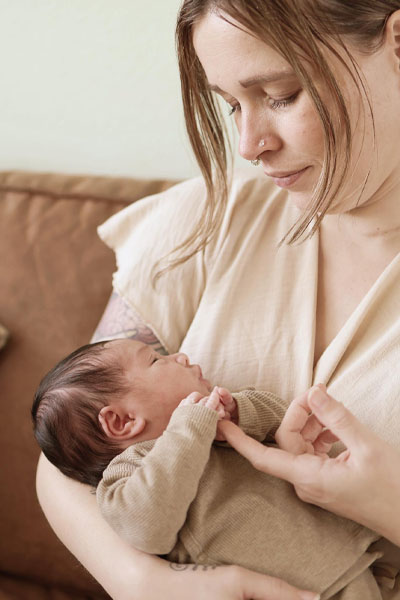 moeder met epilepsie, heeft een baby in haar armen emma is moeder met epilepsie