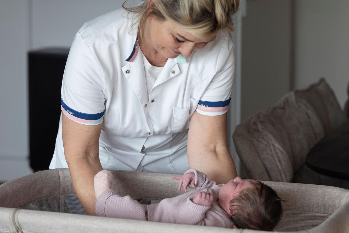 3x eerlijk over kraamwerk: 'Je weet nooit wat je aantreft achter de voordeur' 3x eerlijk over kraamwerk: 'Je weet nooit wat je aantreft achter de voordeur'