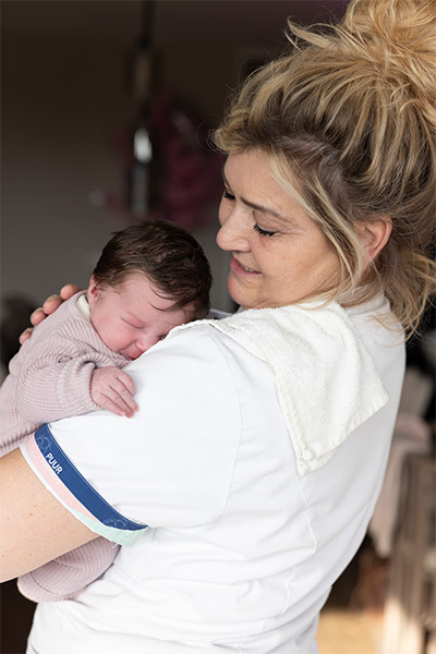 Kraamverzorgende Chantal met pasgeboren baby Kraamverzorgende Chantal met pasgeboren baby