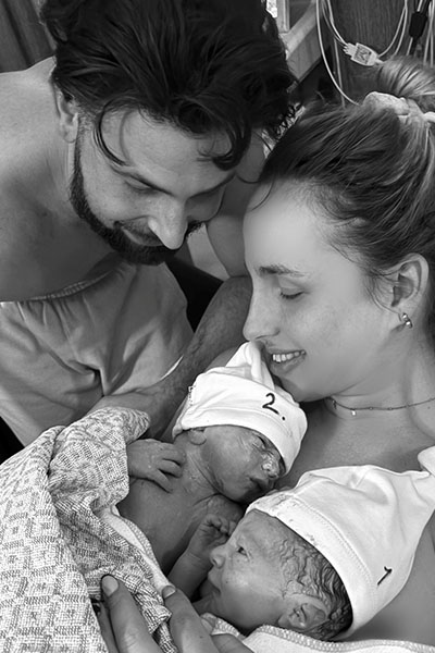 gezin na bevalling van tweeling