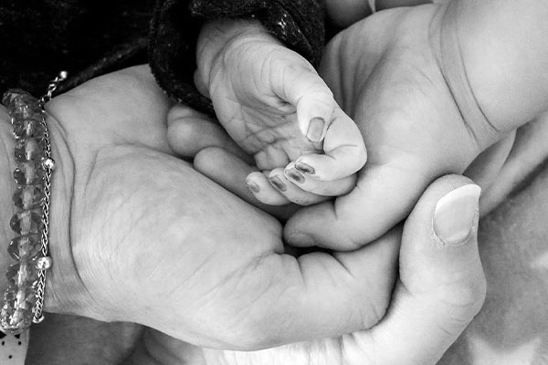 afscheidsfoto baby Jazz handen van het gezin, afscheid van baby Jazz