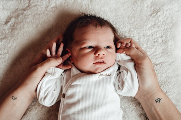 Dochtertje Lexi Foto van dochtertje Lexi die ligt op een kleedje