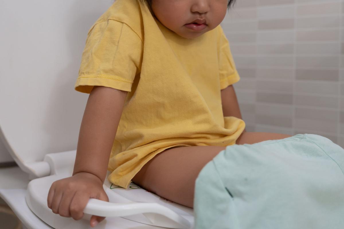Obstipatie bij kinderen: wat helpt als poepen moeilijk gaat? Obstipatie bij kinderen: wat helpt als poepen moeilijk gaat?