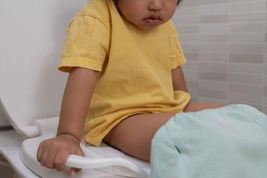 Obstipatie bij kinderen: wat helpt als poepen moeilijk gaat?