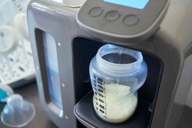 Babymelk machine gebruiken? Zo maak je veilig een fles