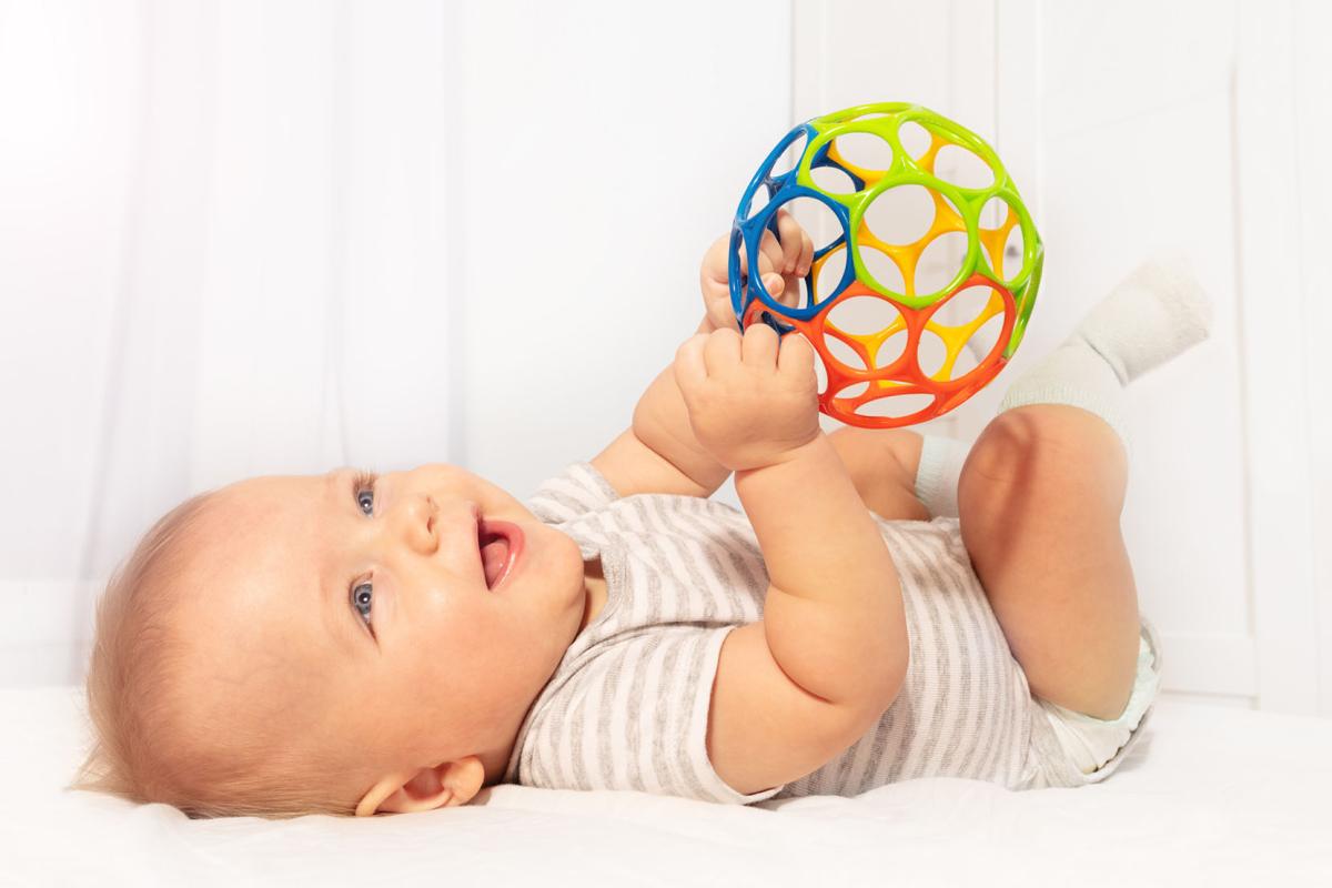 Deze speeltjes vindt jouw baby in de eerste fase het leukst Deze speeltjes vindt jouw baby in de eerste fase het leukst