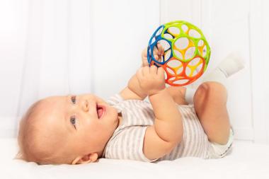Deze speeltjes vindt jouw baby in de eerste fase het leukst Deze speeltjes vindt jouw baby in de eerste fase het leukst