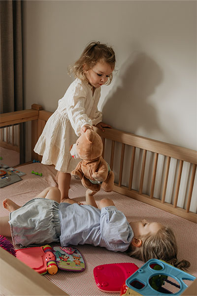 guusje speelt met zusje guusje met haar zusje