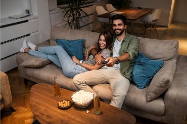 Zo maken jullie van me-time een echte date-avond op de bank
