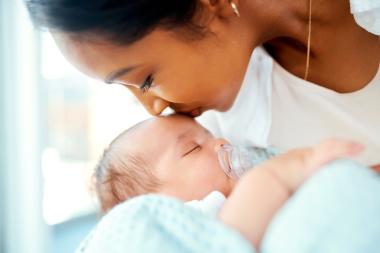 Onderzoek: hoe veilig laten we onze baby's écht slapen? 