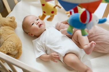 Hoe voorkom je dat je baby overprikkeld raakt door speelgoed?