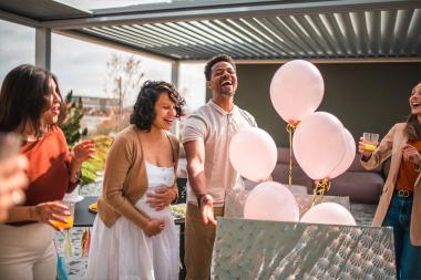 89% van de ouders vindt gender reveals overdreven: toch verdwijnt de traditie niet