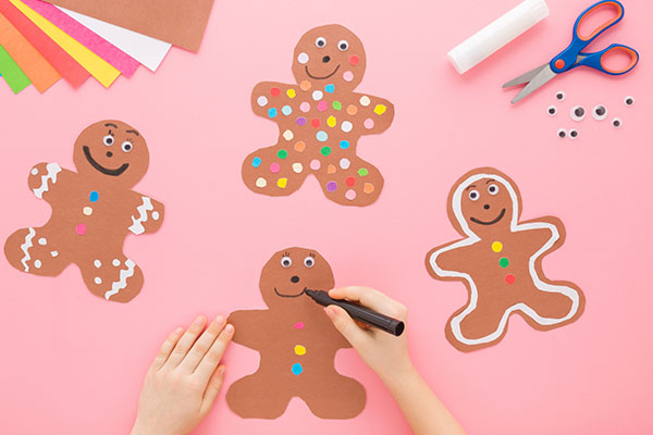 Vrolijke gingerbread cookies knutselen winterse knutselideeen koekmannetjes